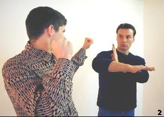 Wing Tsun Selbstverteidigung Gratis Kurs - Sifu verändert seine rechte Hand in eine horizontale Haltung
